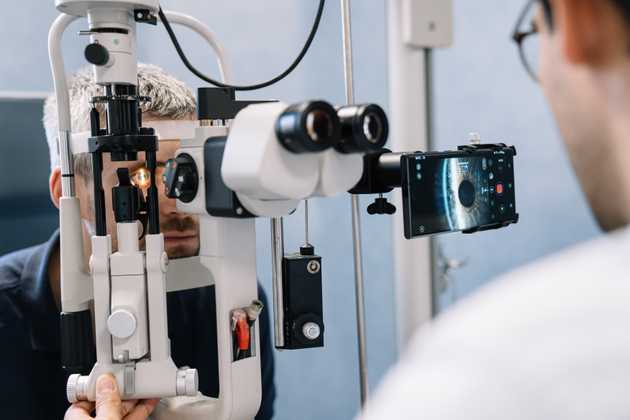 Recording a Slit Lamp examination with a smartphone