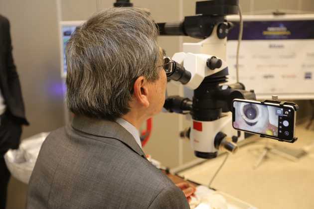 Dr. Gilberto Shimoda, ophthalmologist doing a wet lab at Imersão Presbiopia