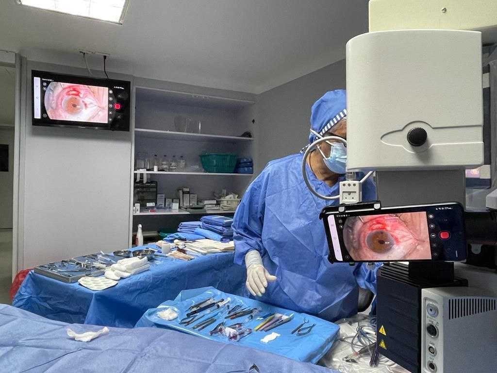 3 Ways to Stream Your Microscopic Procedures on the TV Without Any Cable